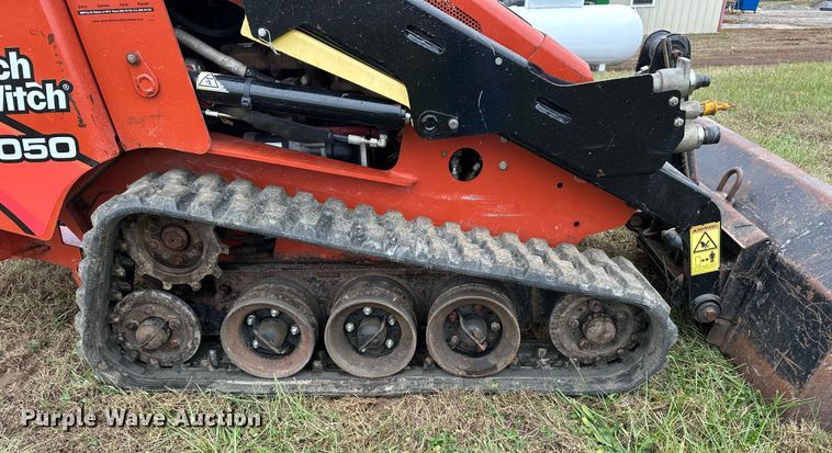 image for item DV0754 2018 Ditch Witch SK1050 compact utility loader
