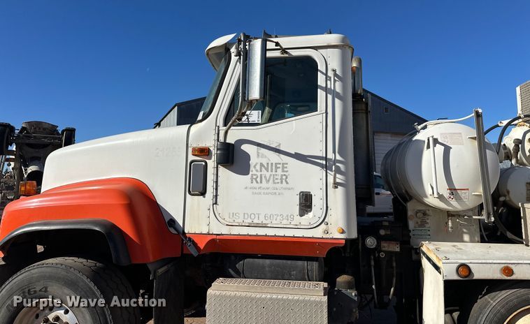 image for item DW4343 2006 International 5500i ready mix truck