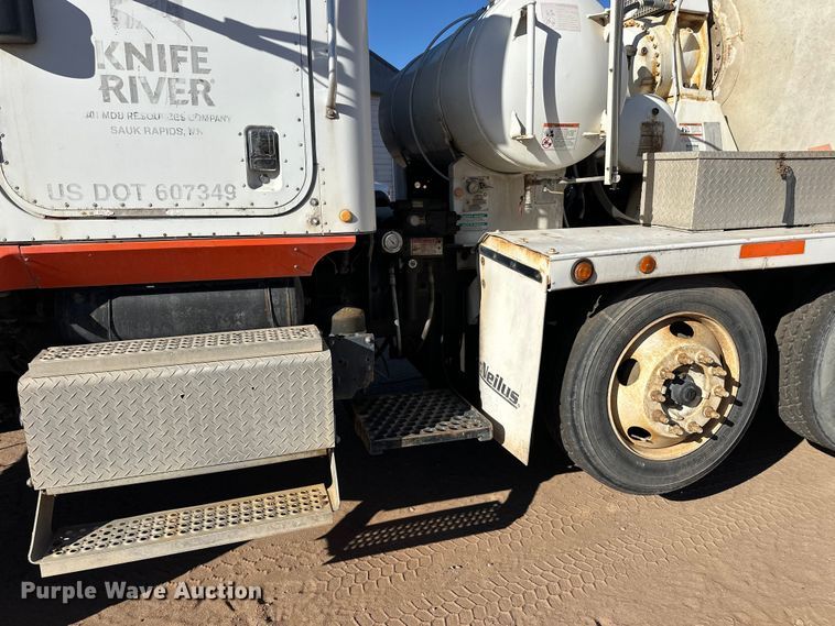 image for item DW4343 2006 International 5500i ready mix truck