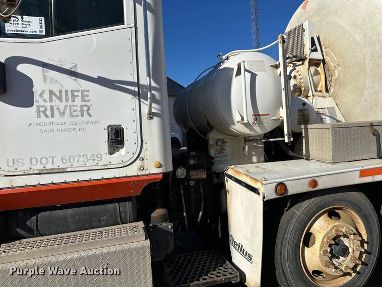 image for item DW4343 2006 International 5500i ready mix truck