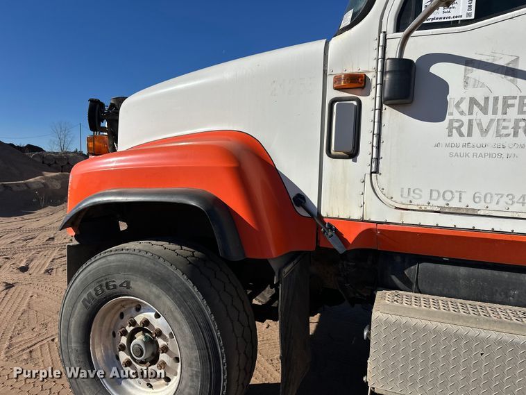 image for item DW4343 2006 International 5500i ready mix truck