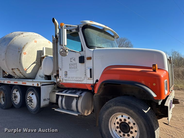 image for item DW4343 2006 International 5500i ready mix truck