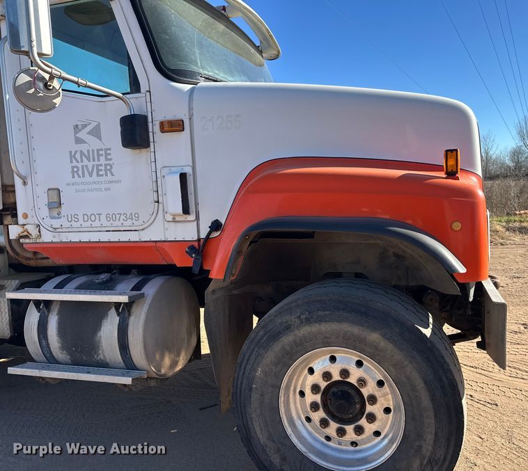 image for item DW4343 2006 International 5500i ready mix truck