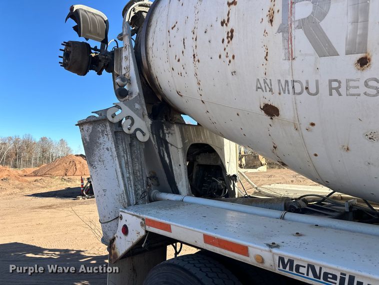 image for item DW4343 2006 International 5500i ready mix truck