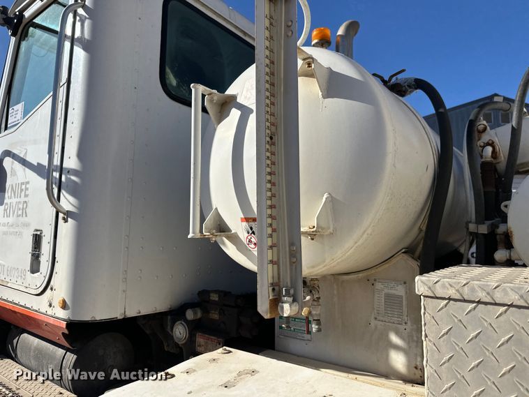 image for item DW4343 2006 International 5500i ready mix truck