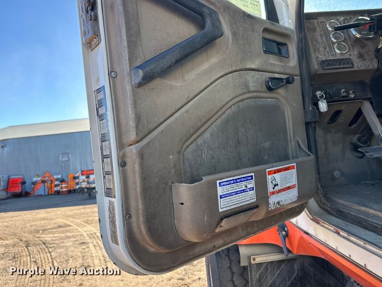 image for item DW4343 2006 International 5500i ready mix truck