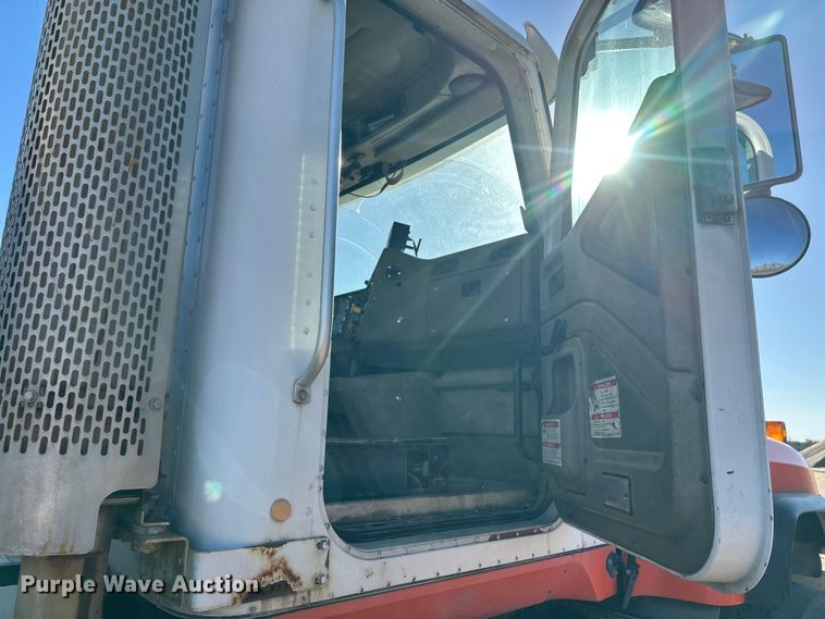 image for item DW4343 2006 International 5500i ready mix truck