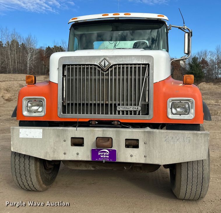 image for item DW4350 2001 International 5500i ready mix truck