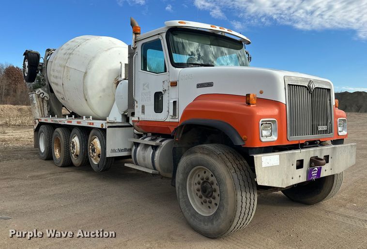image for item DW4350 2001 International 5500i ready mix truck