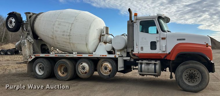 image for item DW4350 2001 International 5500i ready mix truck