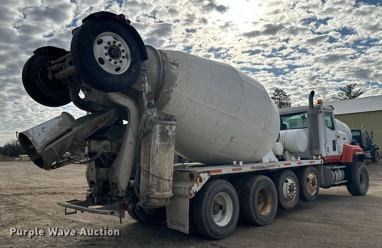 image for item DW4350 2001 International 5500i ready mix truck