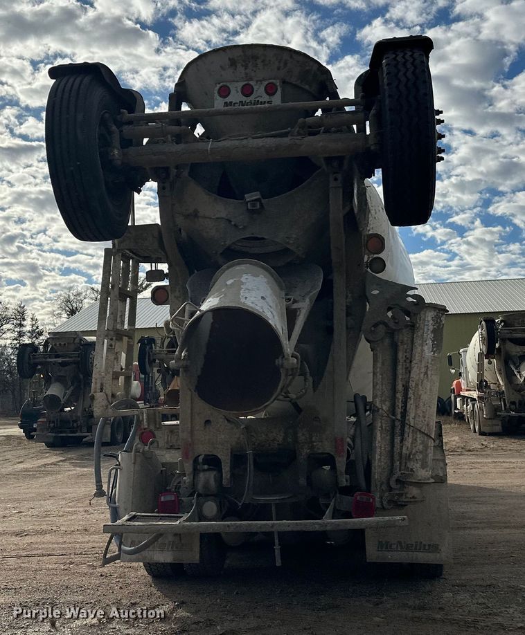 image for item DW4350 2001 International 5500i ready mix truck