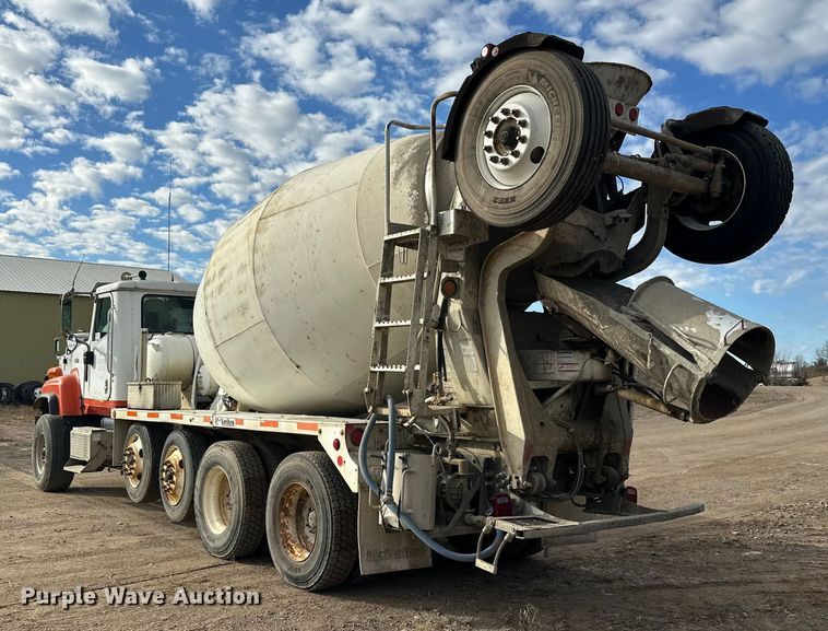 image for item DW4350 2001 International 5500i ready mix truck