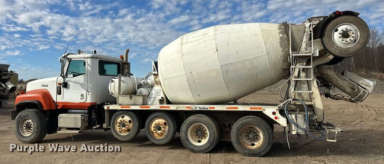 image for item DW4350 2001 International 5500i ready mix truck