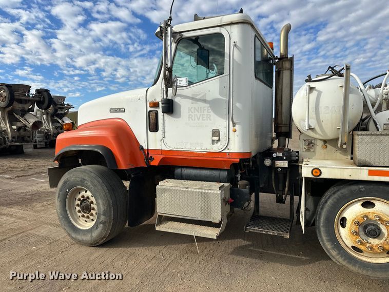 image for item DW4350 2001 International 5500i ready mix truck