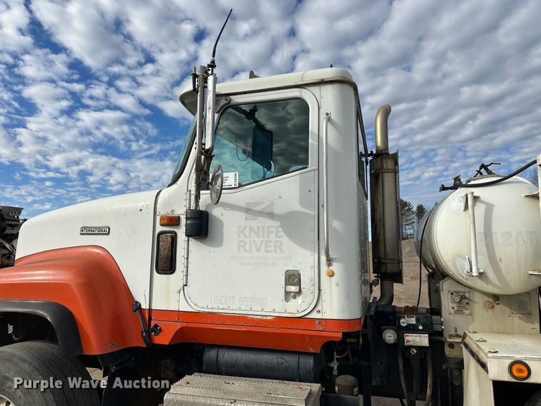 image for item DW4350 2001 International 5500i ready mix truck