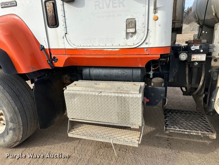 image for item DW4350 2001 International 5500i ready mix truck