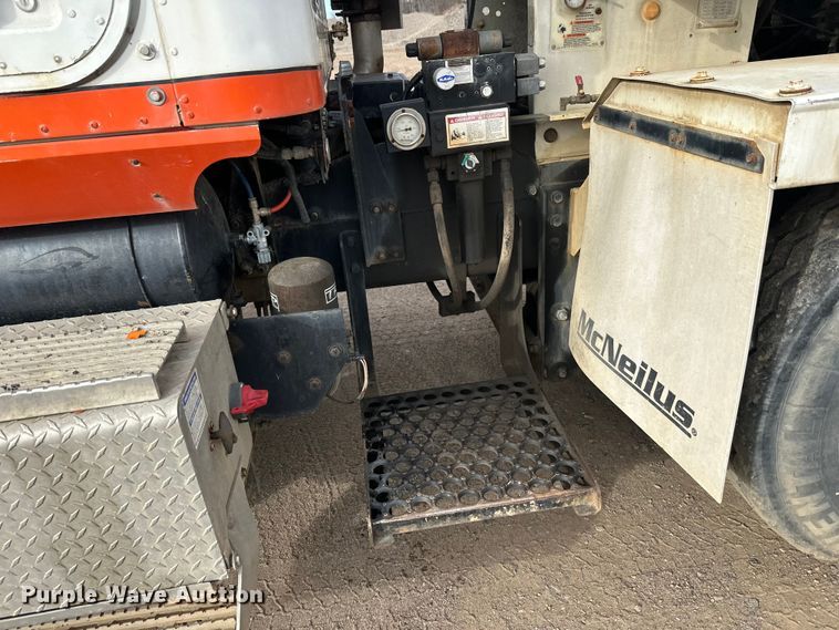 image for item DW4350 2001 International 5500i ready mix truck