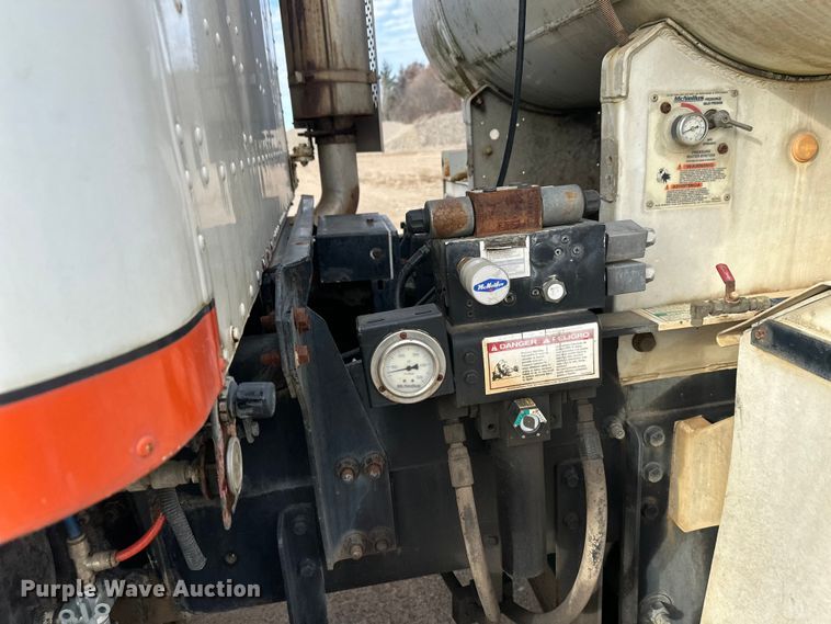 image for item DW4350 2001 International 5500i ready mix truck