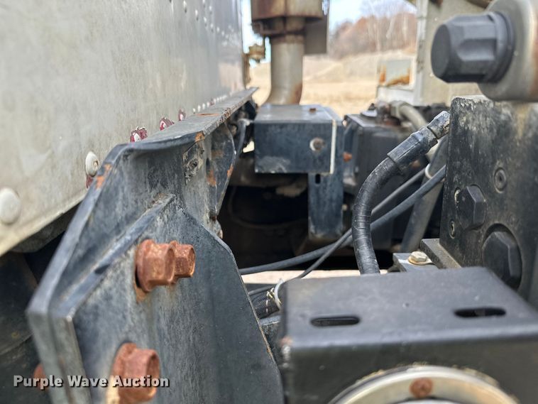 image for item DW4350 2001 International 5500i ready mix truck