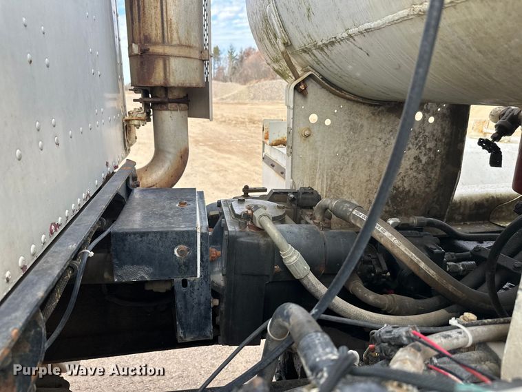 image for item DW4350 2001 International 5500i ready mix truck