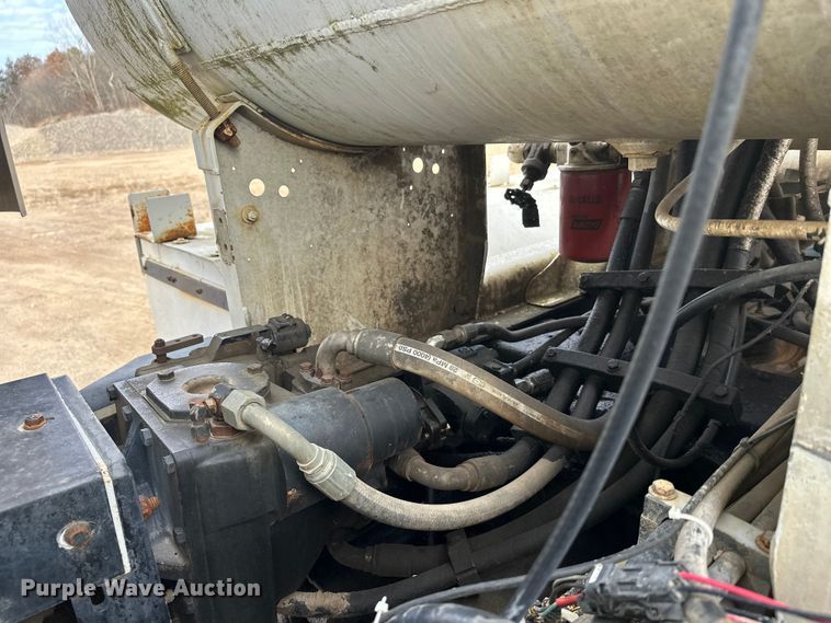 image for item DW4350 2001 International 5500i ready mix truck