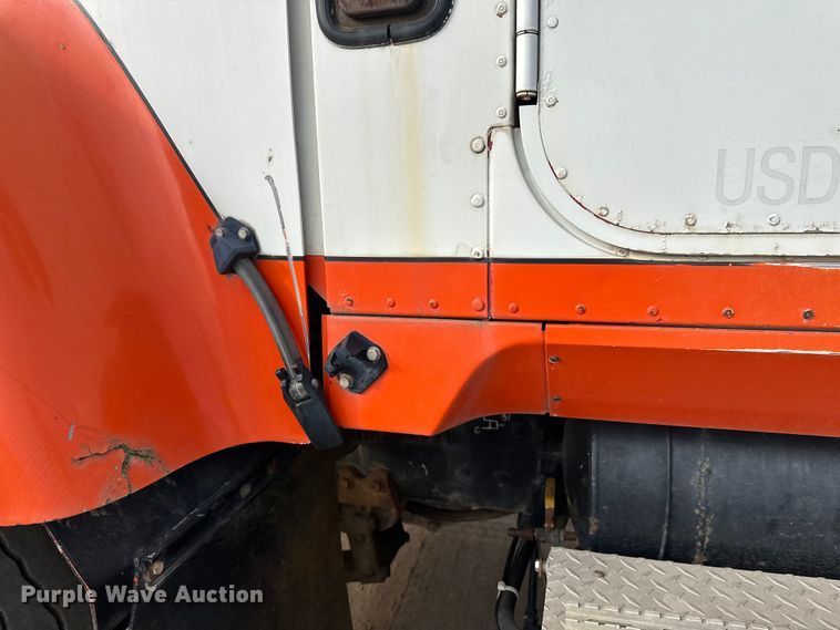 image for item DW4350 2001 International 5500i ready mix truck