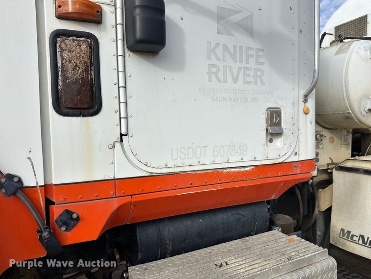 image for item DW4350 2001 International 5500i ready mix truck