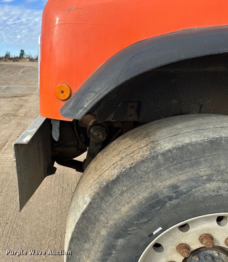 image for item DW4350 2001 International 5500i ready mix truck