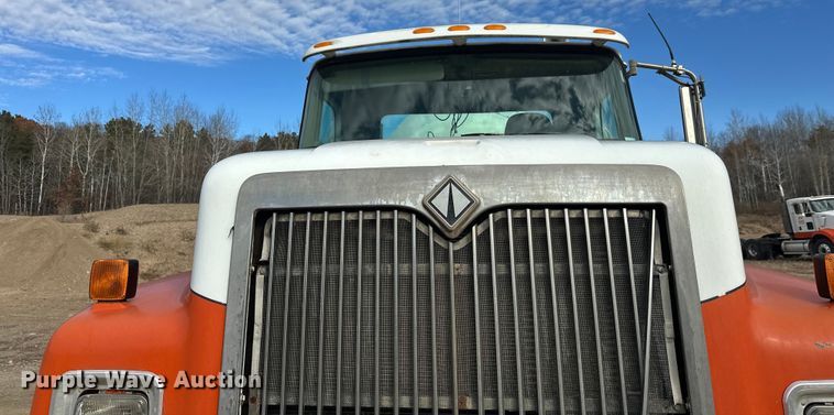 image for item DW4350 2001 International 5500i ready mix truck