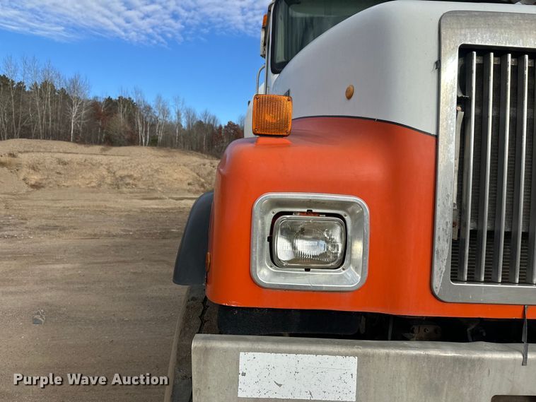 image for item DW4350 2001 International 5500i ready mix truck