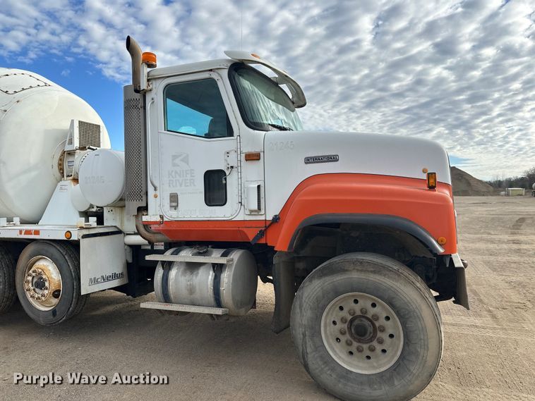 image for item DW4350 2001 International 5500i ready mix truck