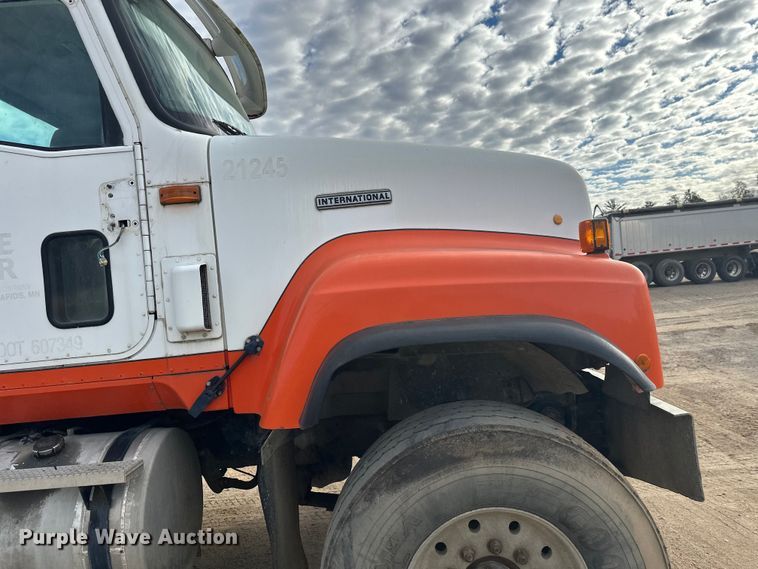 image for item DW4350 2001 International 5500i ready mix truck