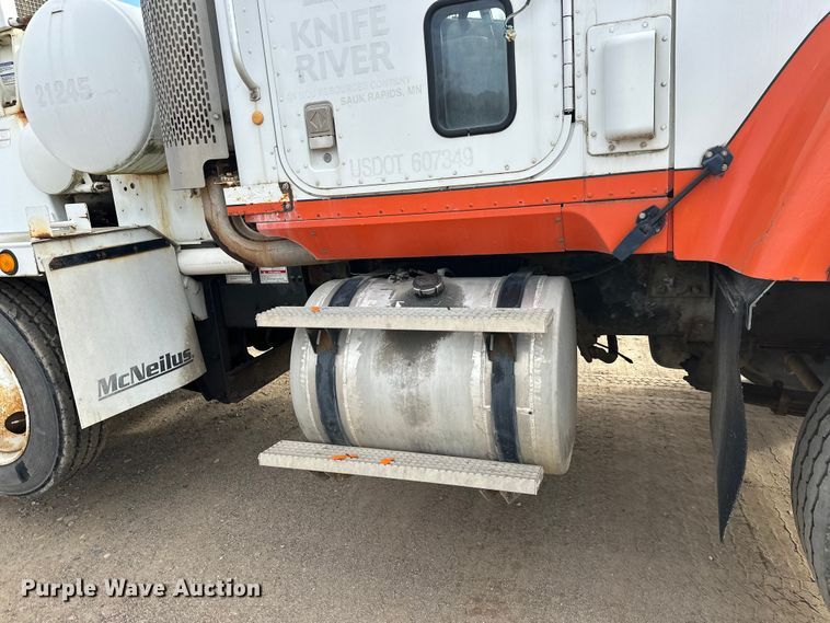 image for item DW4350 2001 International 5500i ready mix truck