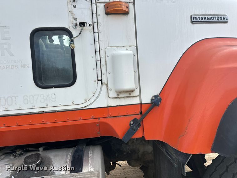 image for item DW4350 2001 International 5500i ready mix truck