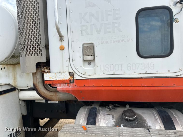 image for item DW4350 2001 International 5500i ready mix truck