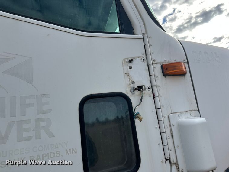 image for item DW4350 2001 International 5500i ready mix truck