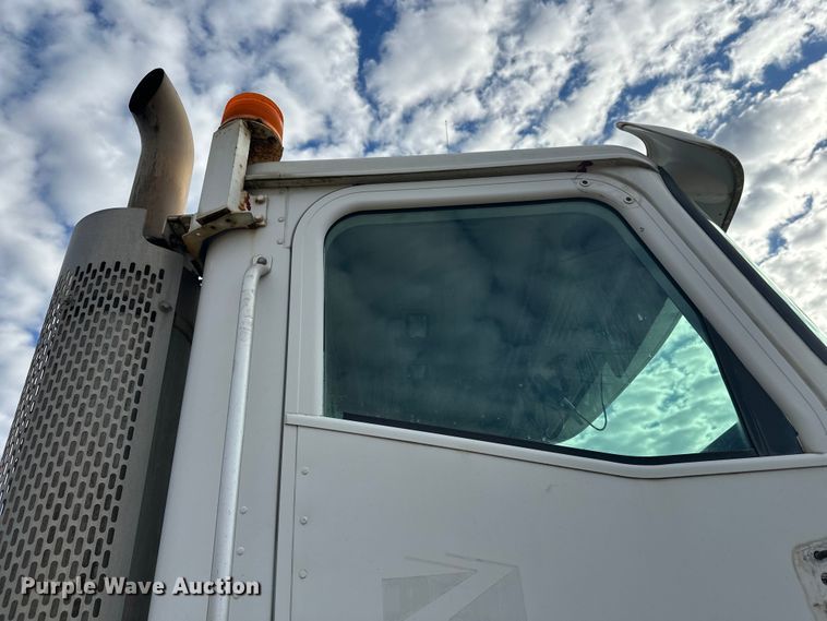 image for item DW4350 2001 International 5500i ready mix truck