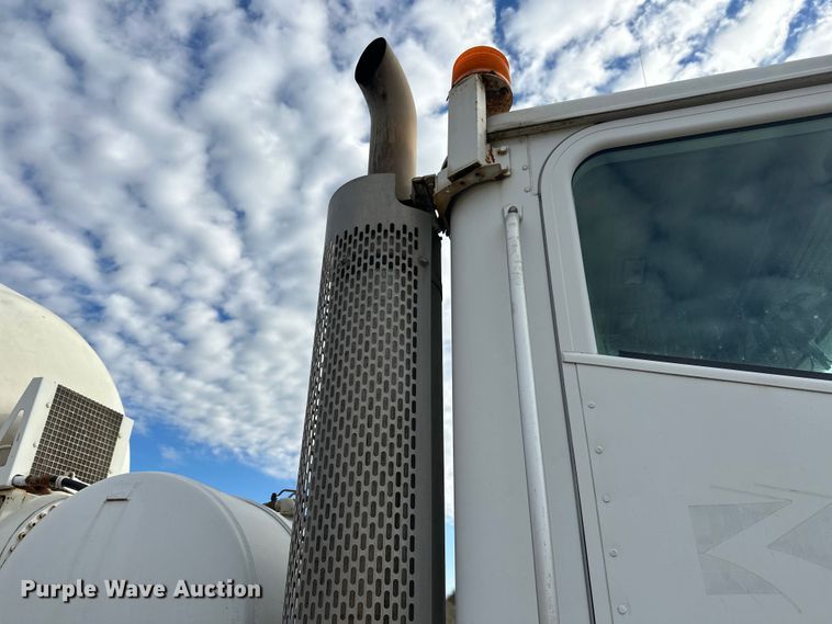 image for item DW4350 2001 International 5500i ready mix truck