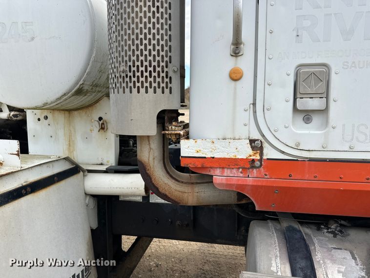 image for item DW4350 2001 International 5500i ready mix truck