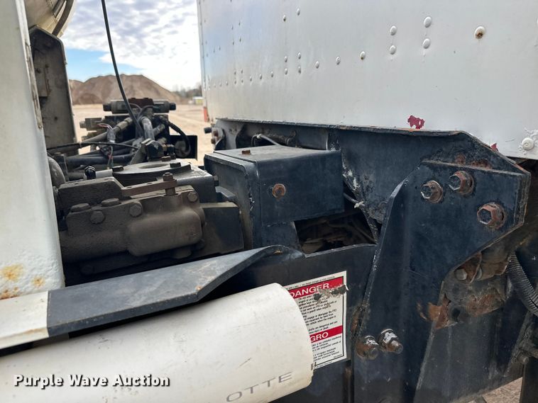 image for item DW4350 2001 International 5500i ready mix truck