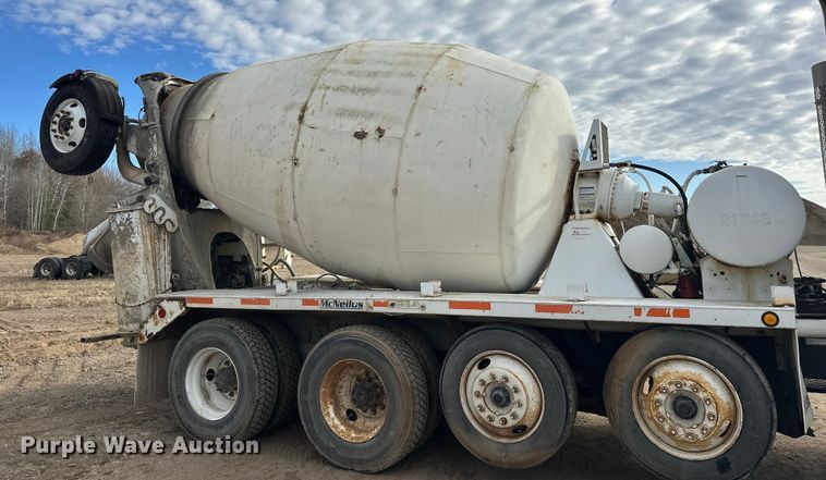 image for item DW4350 2001 International 5500i ready mix truck