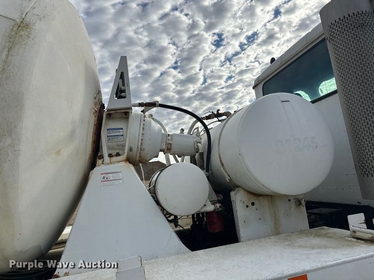 image for item DW4350 2001 International 5500i ready mix truck