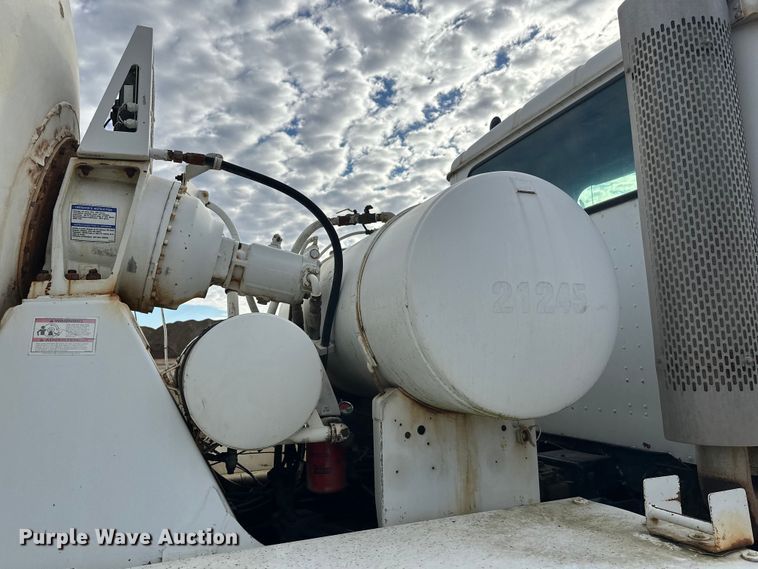 image for item DW4350 2001 International 5500i ready mix truck