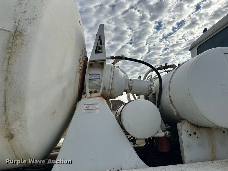 image for item DW4350 2001 International 5500i ready mix truck