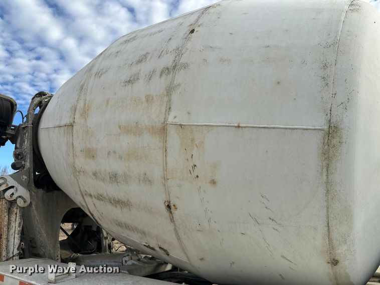 image for item DW4350 2001 International 5500i ready mix truck