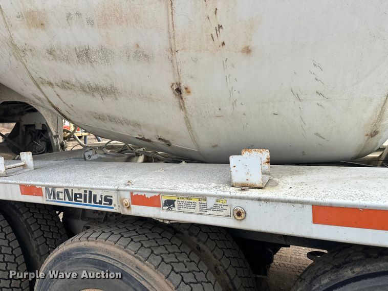 image for item DW4350 2001 International 5500i ready mix truck