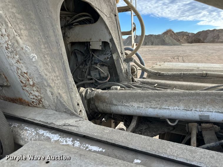 image for item DW4350 2001 International 5500i ready mix truck