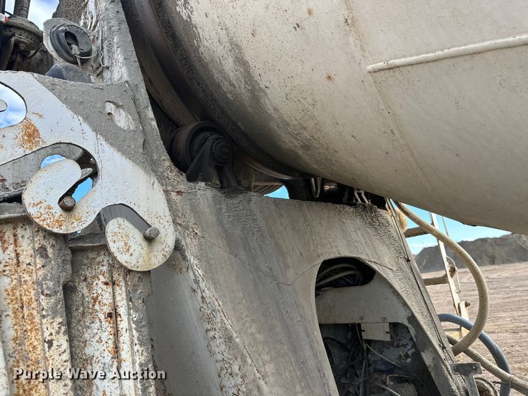 image for item DW4350 2001 International 5500i ready mix truck