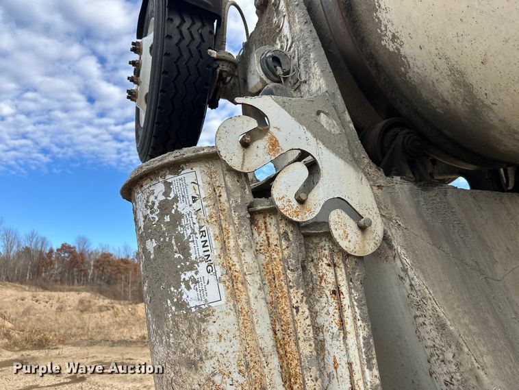 image for item DW4350 2001 International 5500i ready mix truck